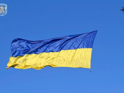Неймовірний момент на Одещині: величезний прапор України підняли над морем