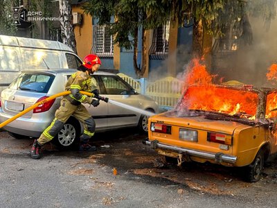 У Вінниці вранці загорівся легковик: вогонь пошкодив сусіднє авто