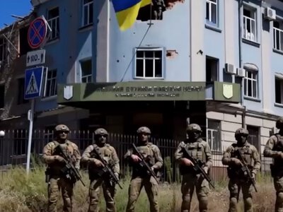 У Херсоні на будівлю СБУ повернули Державний Прапор України