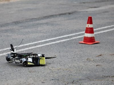 Війська РФ вдарили БПлА по Херсону: постраждала 85-річна жінка 
