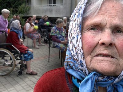 Створюють сім’ї та будують плани на майбутнє: як живуть підопічні геріатричного пансіонату у Луцьку