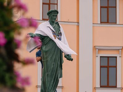 В Одесі Дюка знову вбрали у вишиванку до Дня Незалежності України