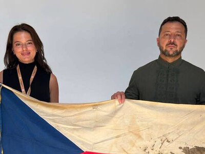 Зеленському привезли прапор Чехословаччини, який пережив радянську окупацію Праги