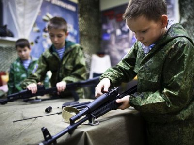 Росіяни запроваджують обов'язкову військову підготовку в школах на окупованих територіях