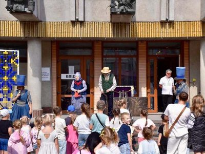 Ріпка, аквагрим і дитячий прапор: у Рівному відкрили новий творчий сезон театру ляльок