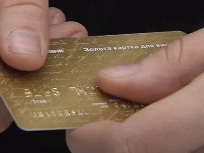 Врятувати гроші від шахраїв: навіщо люди загортають банківські картки у фольгу