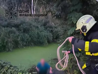 У Тисмениці чоловік ледь не загинув у болоті
