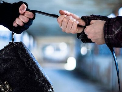 У Хмельницькому судили двох юнаків, які пограбували пенсіонерку біля залізничного вокзалу
