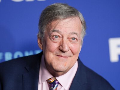 Ікона британського кіно: 4 яскраві фільми зі Стівеном Фраєм, які варто подивитися кожному