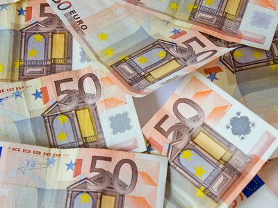 Євро закріпилося біля максимумів на тлі боргових ризиків у США