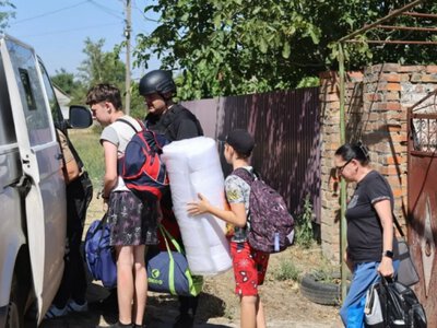 Із Зеленівки на Херсонщині поліцейські евакуювали матір із трьома дітьми