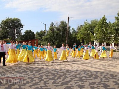 Синьо-жовтий прапор, хвилина мовчання та квіти Героям: як у Болграді розпочали День Незалежності