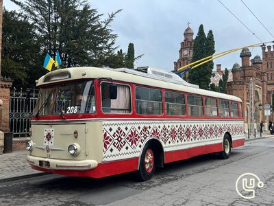 До Дня Незалежності вулицями Чернівців курсуватиме святковий ретротролейбус