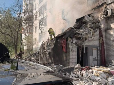 Російський дрон влетів у багатоповерхівку в Чернігові: є постраждалі