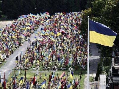 Відсутність державного ритуалу: чому зношені стяги з могил полеглих героїв опиняються у сірій зоні закону