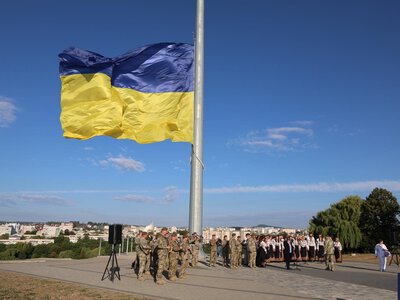У вишиванках під найбільшим стягом області: у Чернівцях відзначили День Прапора