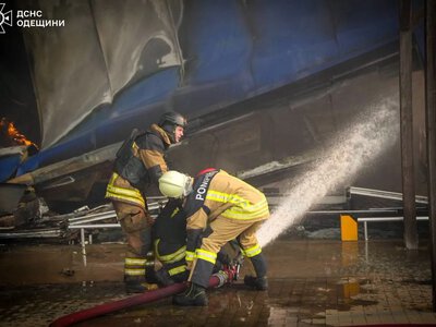 Атака рф на два ТЦ на Одещині: один торговий центр повністю охопила пожежа, ДСНС показала наслідки