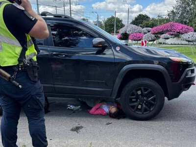 Постраждалих затисло під автомобілем: у Чернігові на П’яти кутах позашляховик збив двох пішоходів (Фото)