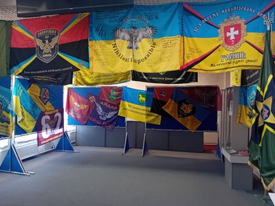 Прапори з Бахмута, шахти Бутівка та Антарктиди: у Черкасах відкрили унікальну військову виставку