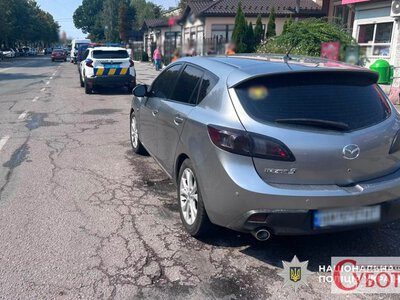 У Звягелі електроскутер зіткнувся з дверцятами автомобіля: жінка в лікарні