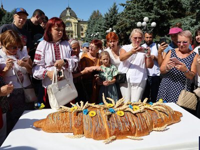 Найбільший круасан в Україні та сніданок на тисячу людей: у Чернівцях встановили три рекорди. Фото
