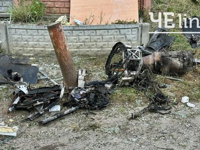 Розкидані уламки БпЛА, постраждали 17 людей: наслідки влучання російського БпЛА у Чернігові (Фото, Відео)