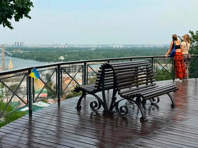 У Києві до Дня Незалежності оновили найбільшу лавку України та Алею художників