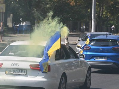 Одесити влаштували автопробіг із прапорами та фаєрами до Дня Незалежності