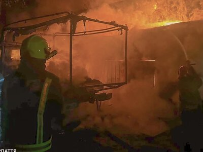 Масштабна пожежа в Ужгороді: два автомобілі згоріли повністю, ще два — пошкоджені (ФОТО)