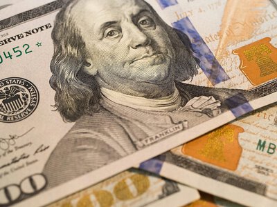 В обмінниках долар дешевшає перед кінцем місяця, офіційний курс продовжує зростати