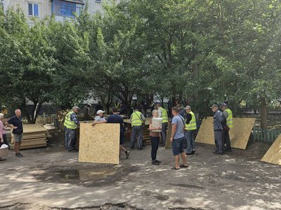 Закрили десятки вибитих вікон та частково повернули комунікації: у Чернігові відновлюють уражений дроном будинок (Фото)