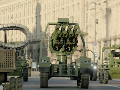 Роботи на Хрещатику. У Києві провели перший парад наземних дронів (ВІДЕО)