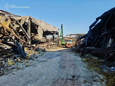 Пошукова операція триває: рятувальники четверту добу працюють на місці удару по ТЦ у Кривому Розі (фото)