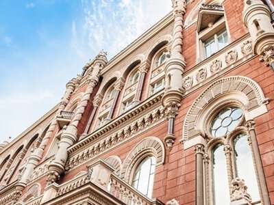 Інтервенції НБУ знову перевищили $1 млрд: шостий тиждень поспіль регулятор стримує тиск на гривню