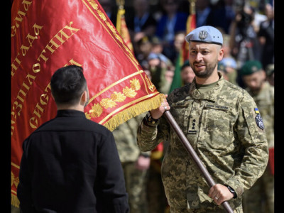 Кирило Верес отримав бойовий прапор бригади К-2 з рук президента