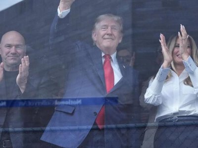 Трамп осоромився із зеленим прапором: його реакція стала приводом для мемів