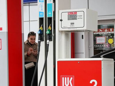 АІ-95 лишився на 22% АЗС Росії: удари по НПЗ обвалили паливний ринок аж до Москви