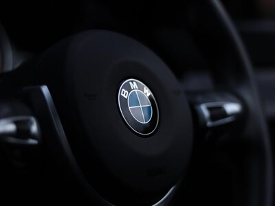BMW прибирає кнопки з авто: водіям доведеться говорити з машиною
