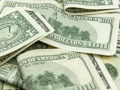 Долар перевищив важливу позначку: що відбувається з іншими валютами