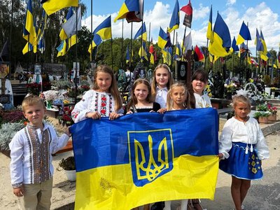 Діти вшанували Захисників на Алеї Героїв у День Незалежності
