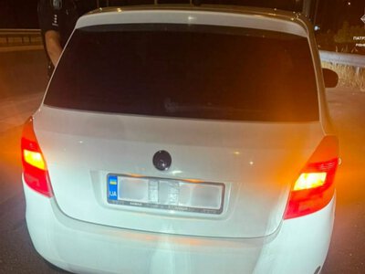 Заклеїв дві цифри на номерному знаку: водія зупинили на трасі Київ – Чоп