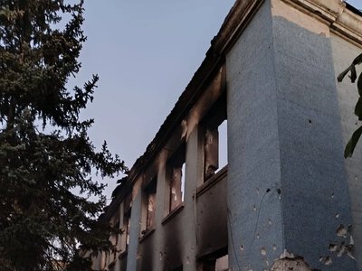 У Бериславі російська атака знищила корпус початкової школи ліцею №3