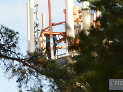 Чоловік заліз на передавач поблизу Пльзня та погрожував стрибнути, поліція веде з ним переговори вже 11 годин