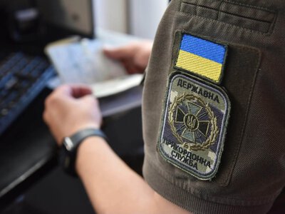 8 тисяч гривень у паспорті: на «Грушеві» жінка намагалася допомогти чоловікові перетнути кордон