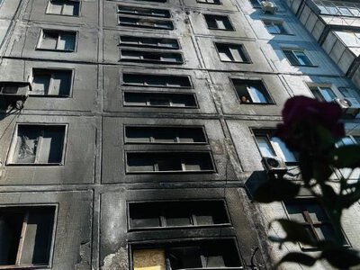 «Удар дуже сильний був. Будинок ходуном ходив», — Мешканці запорізької 9-поверхівки розповіли про удар РФ