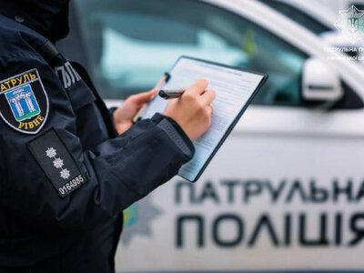 У Рівному водій Mercedes врізався в електроопору та дорожні знаки
