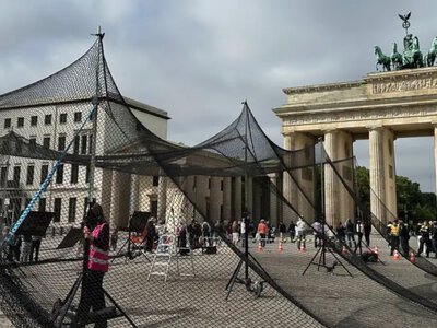 Біля Бранденбурзьких воріт у Берліні розгорнули антидронову сітку на підтримку українських міст