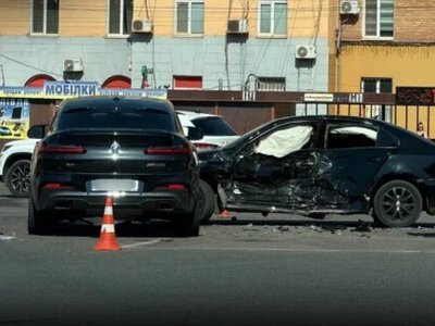 Постраждала водійка: у Кривому Розі зіткнулися Volkswagen і BMW