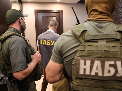 НАБУ і САП викрили типового співробітника СБУ на незаконних бронюванні за хабарі та прослушці. Як ви думаєте, що з таким покидьком зробили б Арсенич чи Шухевич?