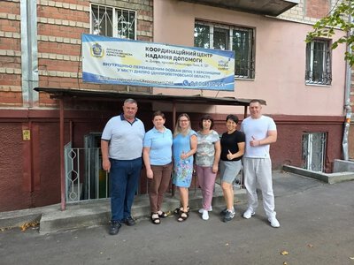 У Дніпрі центр «Вільні разом» надав допомогу переселенцям з Херсонщини: 27 осіб скористались банком одягу